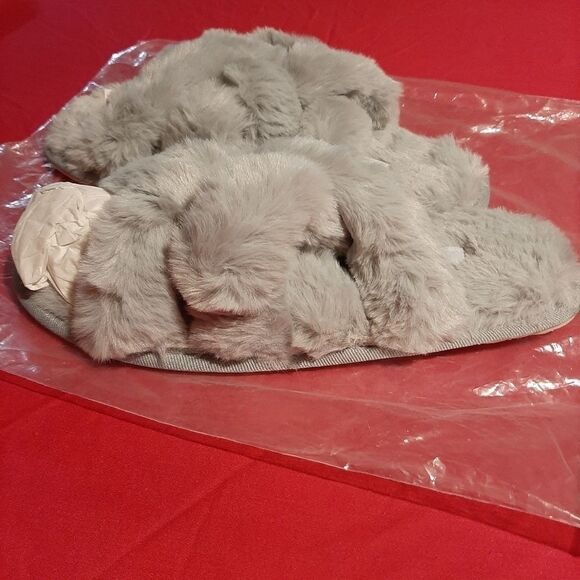 New Women's Size 5-6 Super Soft Fur Slippers - Picture 2 of 6